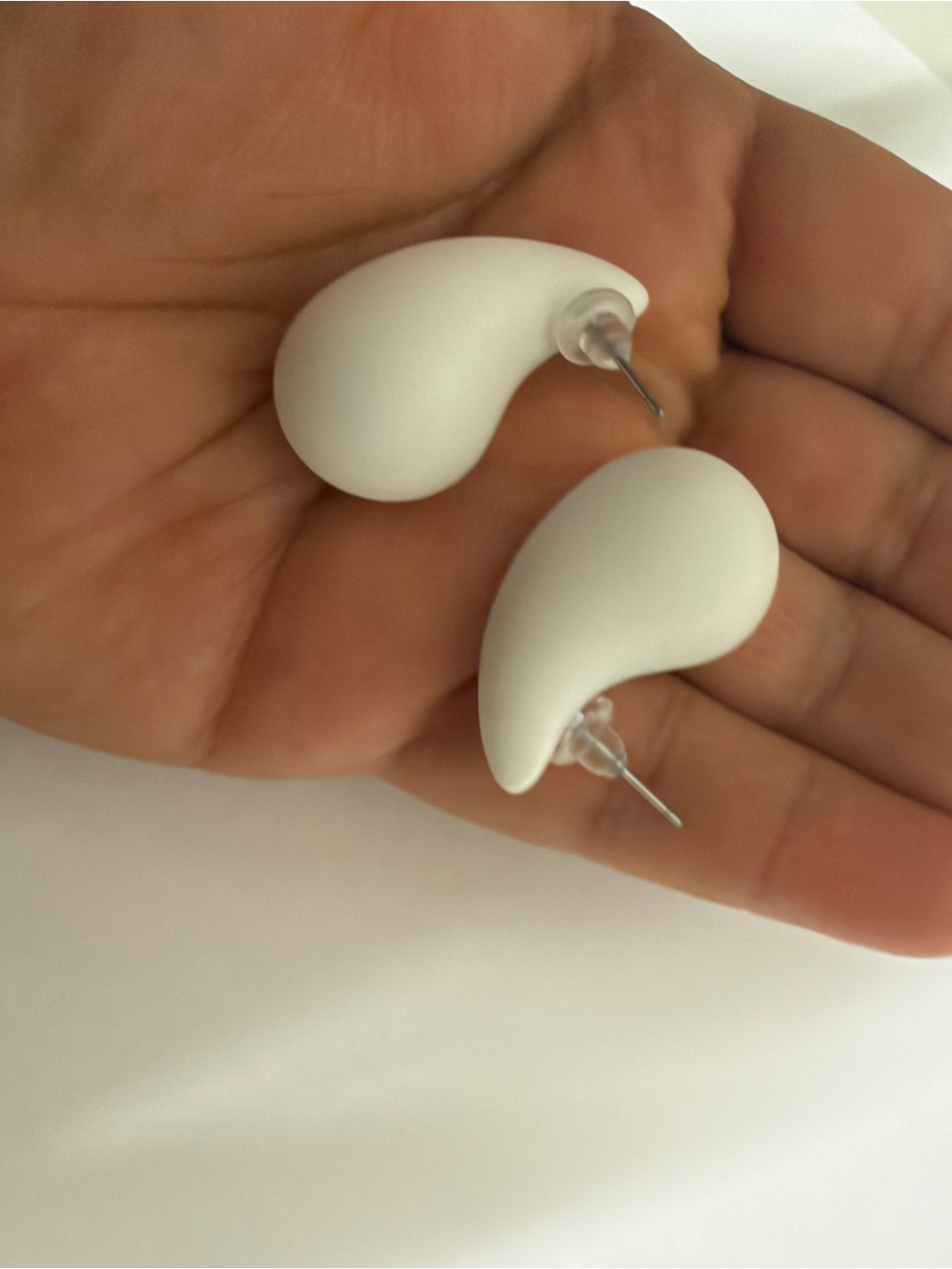 White Wireless Earbuds - Sleek Ergonomic In-Ear Headphones
